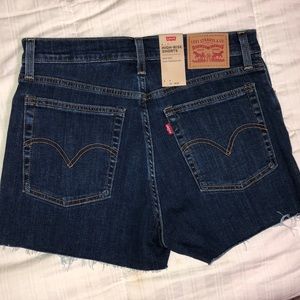High Waisted Levi’s shorts ❤️💋
